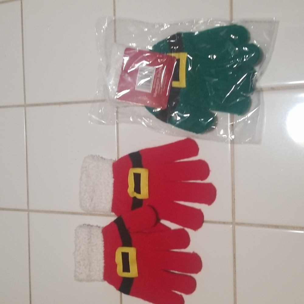 2 pairs of kids Christmas gloves